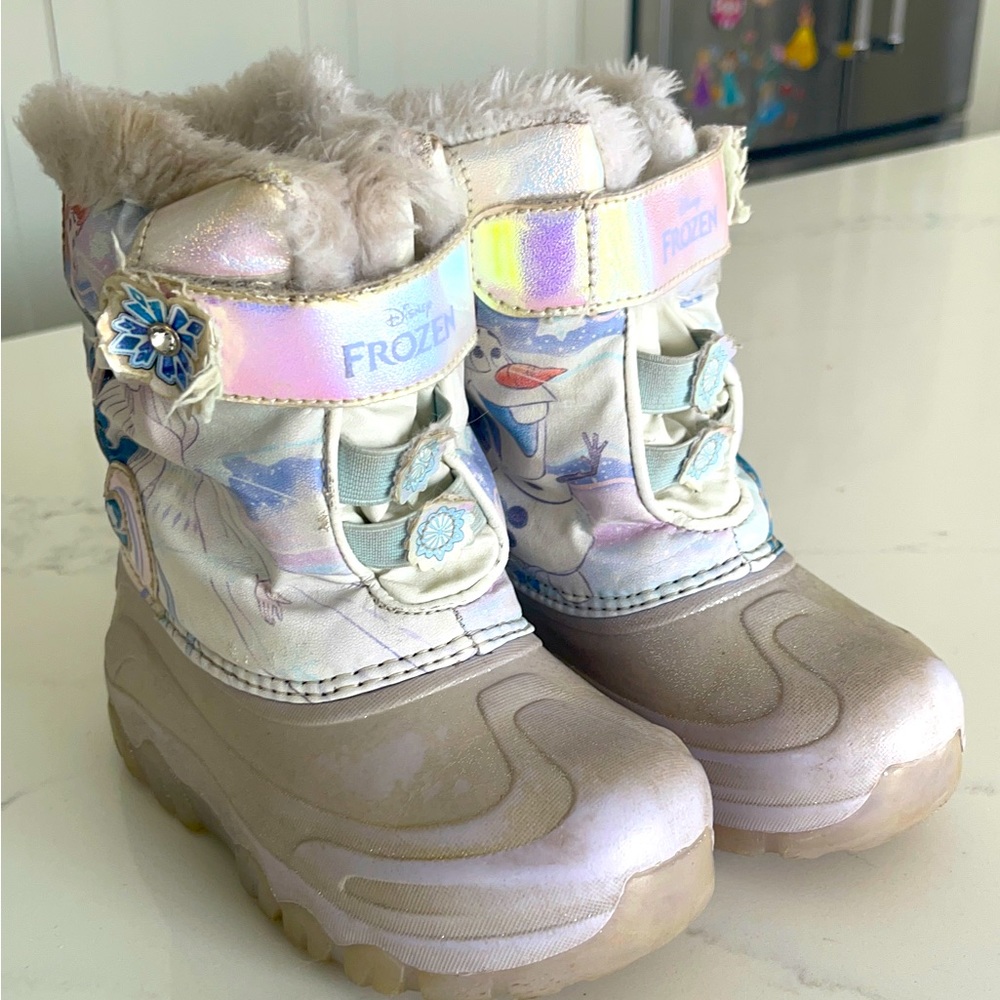 Girl Snow Boots Disney Light up sole size 11